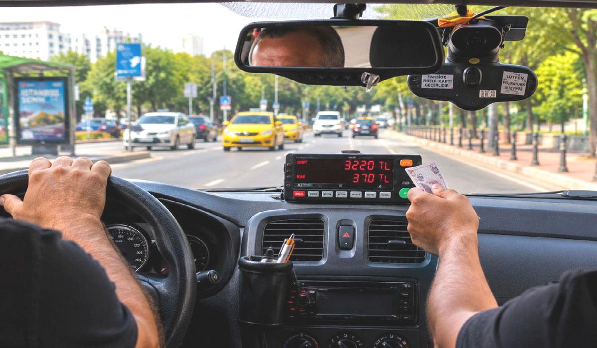 Avrupa Ligi finali için İstanbul’a gelen taraftarı soyup soğana çevirdiler