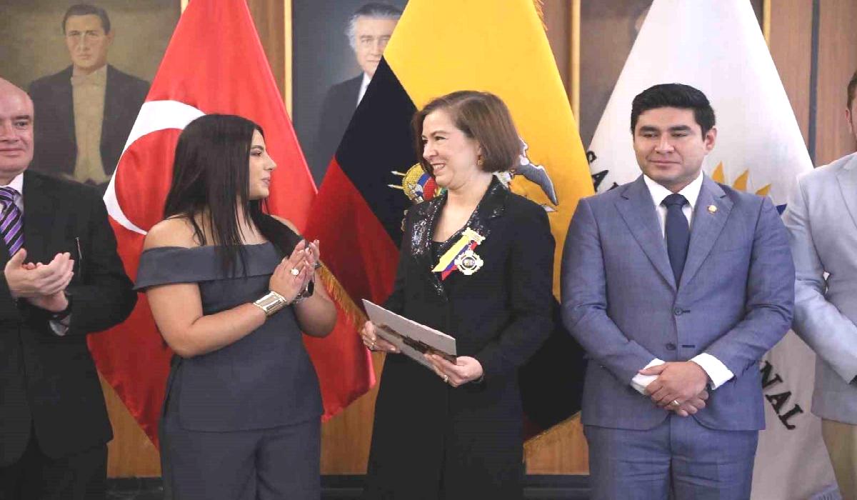 Başak Yalçın’a Ekvador Nişanı