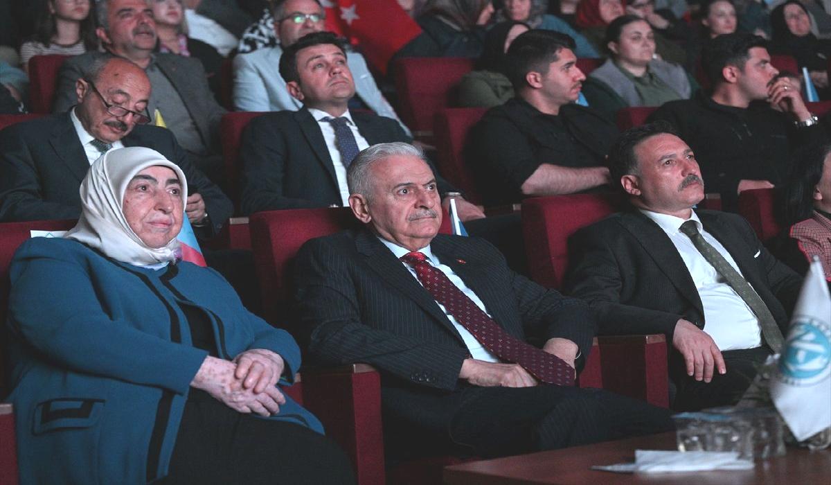 Binali Yıldırım Talas’ta Halk Dansları Gösterisini İzledi
