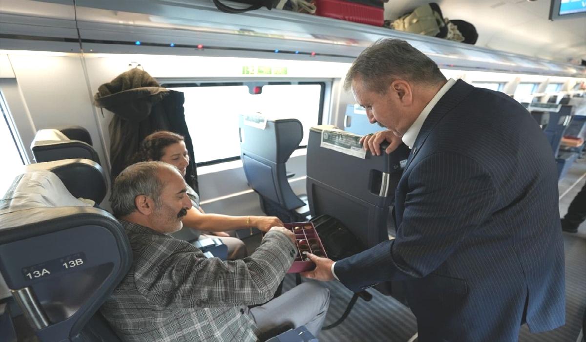 Destici, YHT’de Yolcuların Bayramını Kutladı