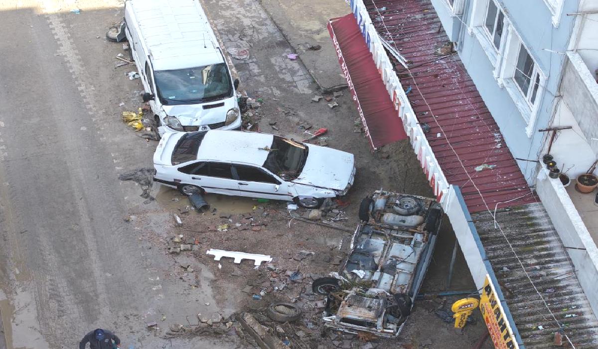 Havza’da araçlar hurdaya döndü, iş yerlerinde maddi hasar oluştu