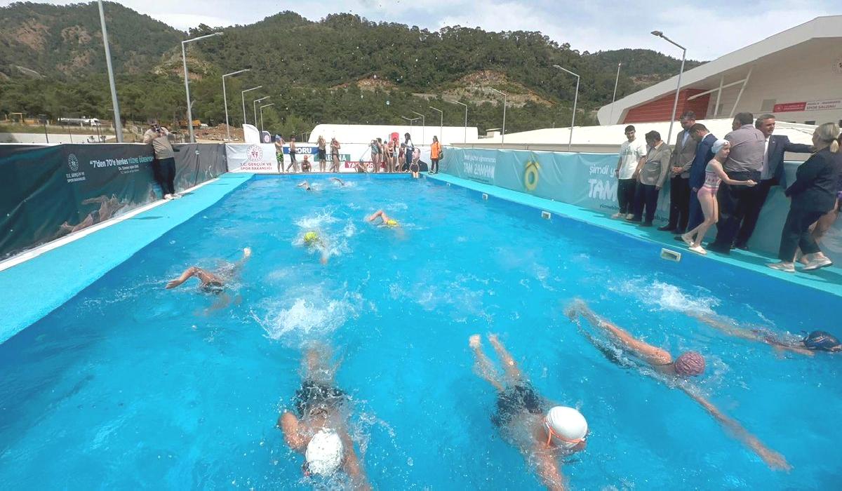 Marmaris’te Portatif Yüzme Havuzu Açıldı