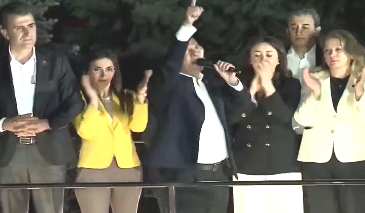 Özel, CHP Genel Merkezi önünde toplanan kalabalığa seslendi: Hiçbir yere gitmiyorum
