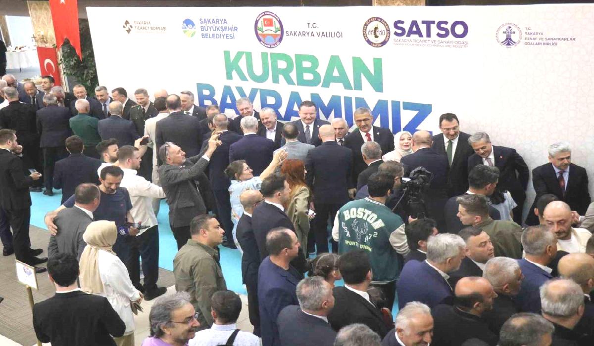Sakarya protokolü ve vatandaşlar bayramlaştı