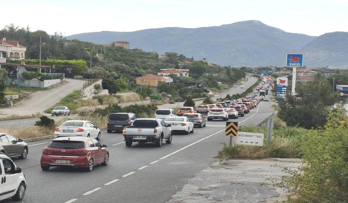 Tatilci akını devam ediyor: 22 kilometre araç kuyruğu oluştu