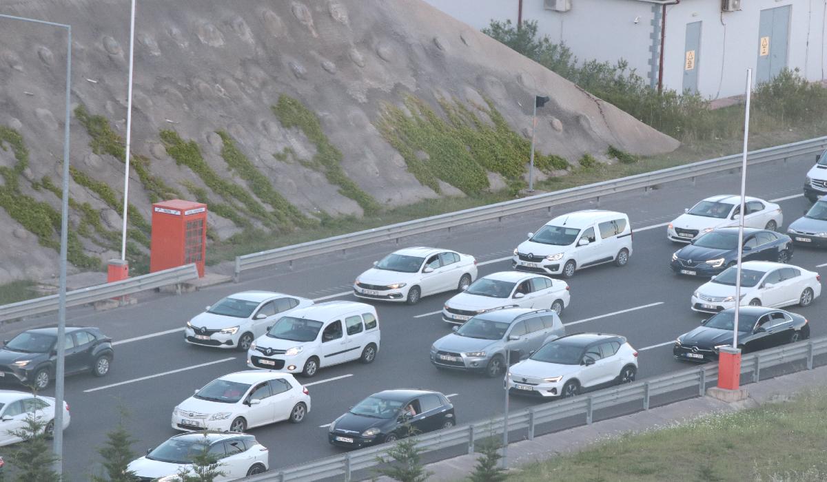 Tatilciler dönüş trafiği sürüyor. Yollar, otogar ve havalimanlarında yoğunluk