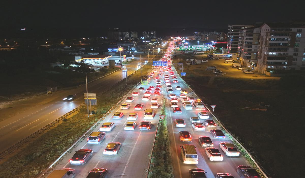 Tatilciler dönüş yolunda. Trafik kilometrelerce uzadı