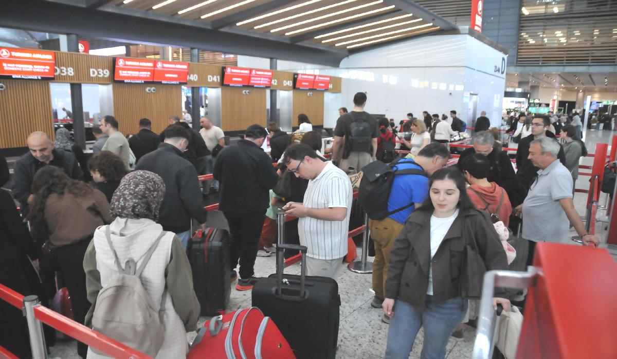 Tatilciler dönüyor. Havalimanlarında bayram yoğunluğu
