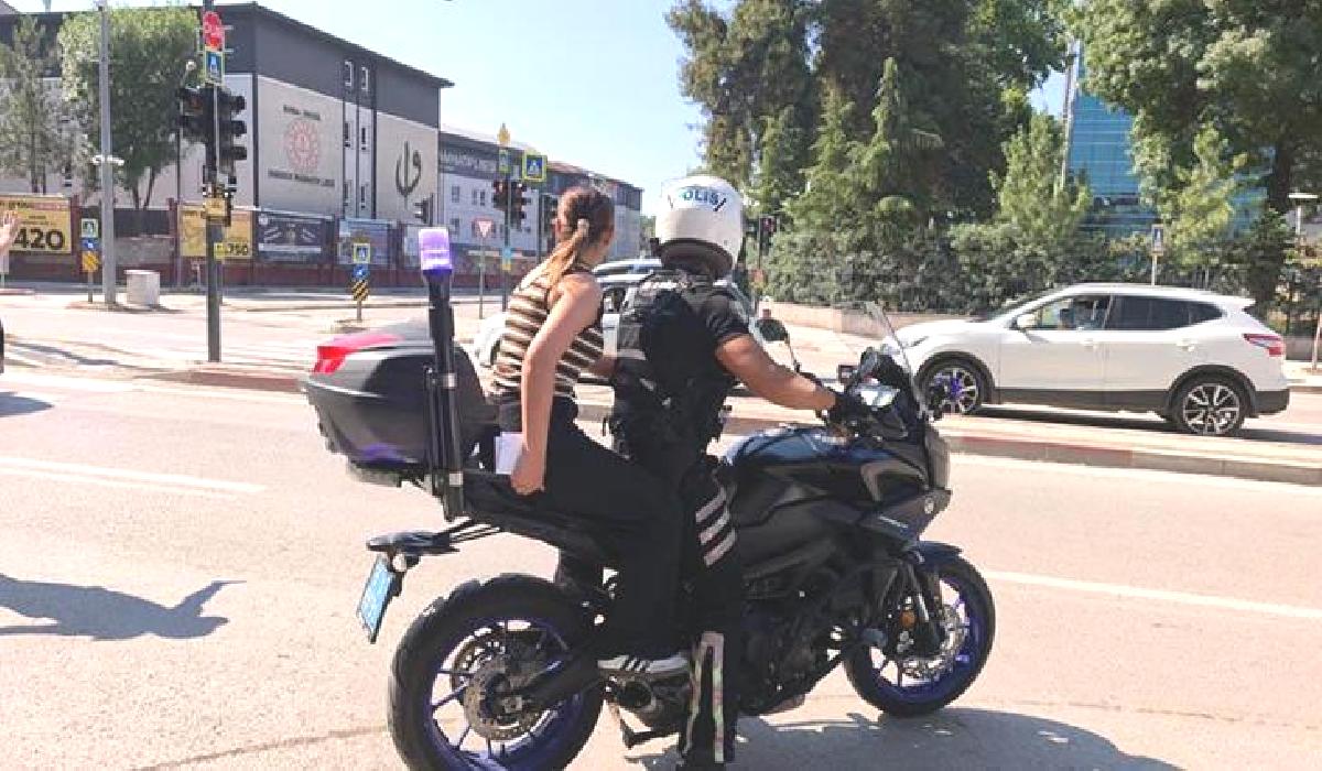 Kimliğini evde unutan adayı, motosikletli trafik polisi yetiştirdi