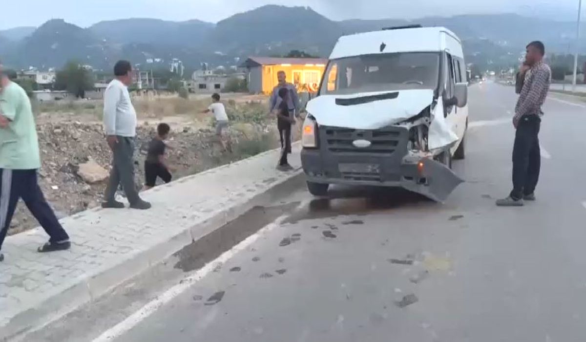 Düziçi’nde Ata Minibüs Çarptı