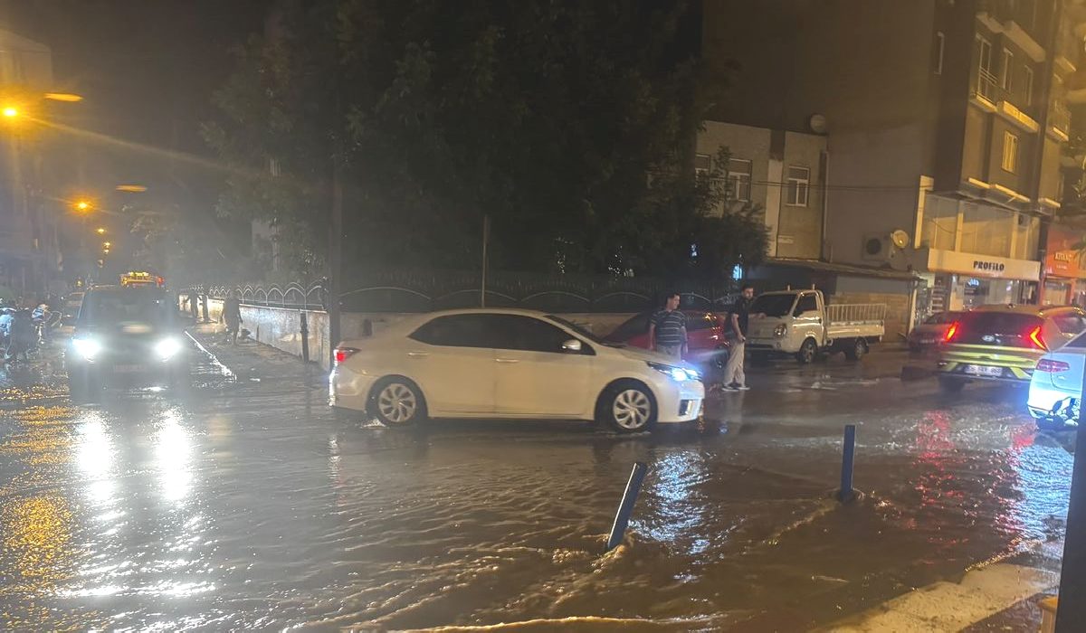 Erdek’te Sağanak ve Fırtına Hasara Yol Açtı