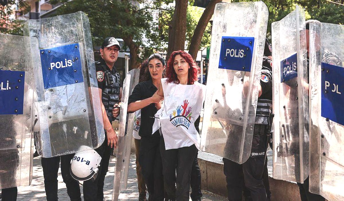 NATO Zirvesi Protestosuna Polis Müdahalesi