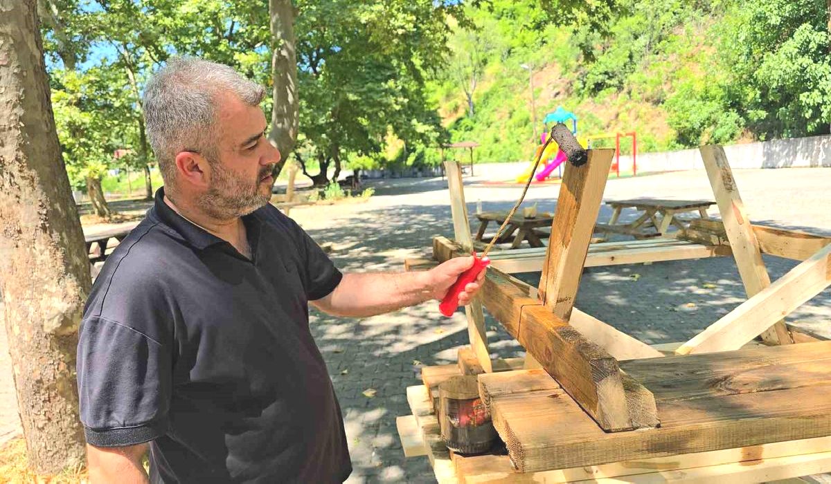 Yenice Belediye Başkanı Karakaş işçileri dinlendirdi, kendisi çalıştı
