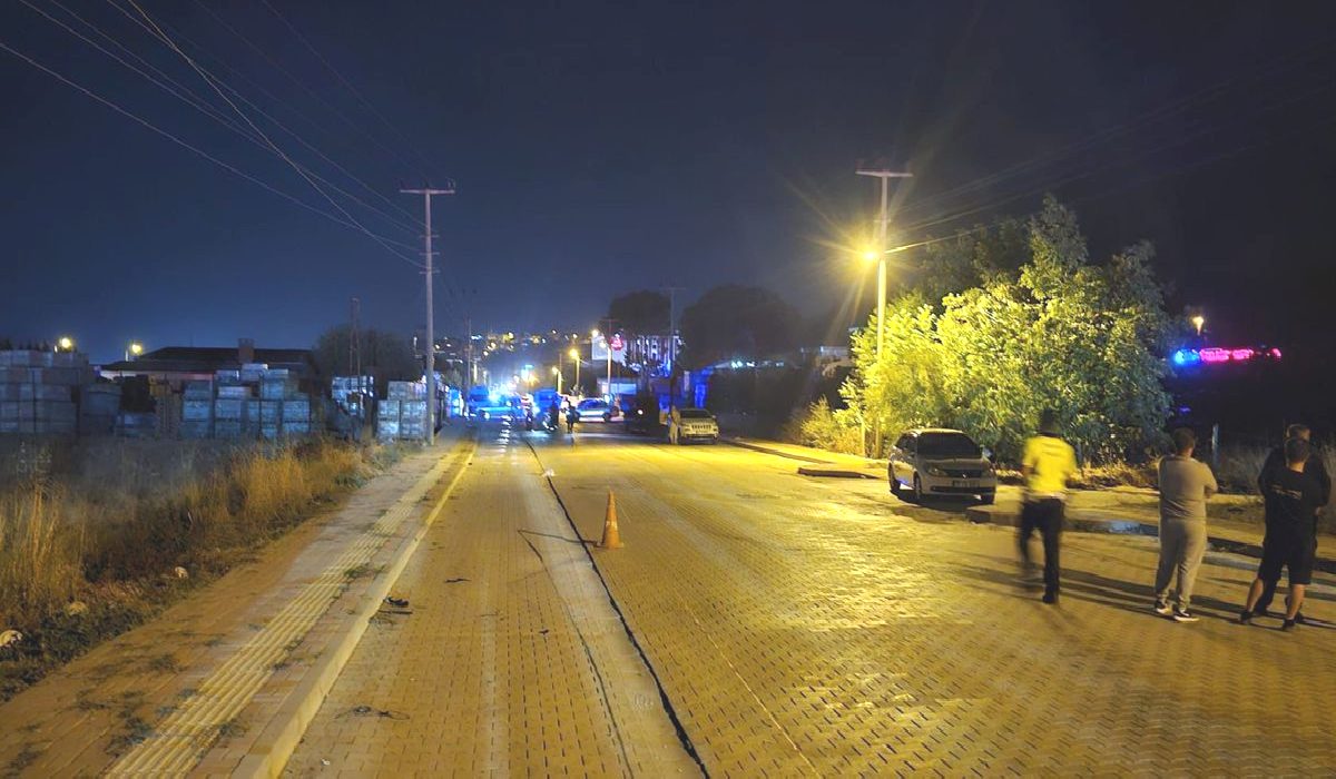 Çanakkale’nin Çan ilçesinde otomobil yolun karşısına geçen aileye çarptı, 5 yaşındaki Masal Çelik hayatını kaybetti, 4 kişi yaralandı